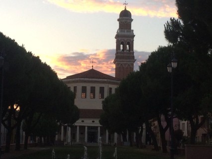 Rovigo, il tramonto sulla chiesa della Rotonda